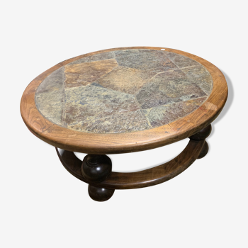 Salon table on stones