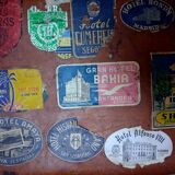 Ancienne valise en cuir avec ses étiquettes de voyage