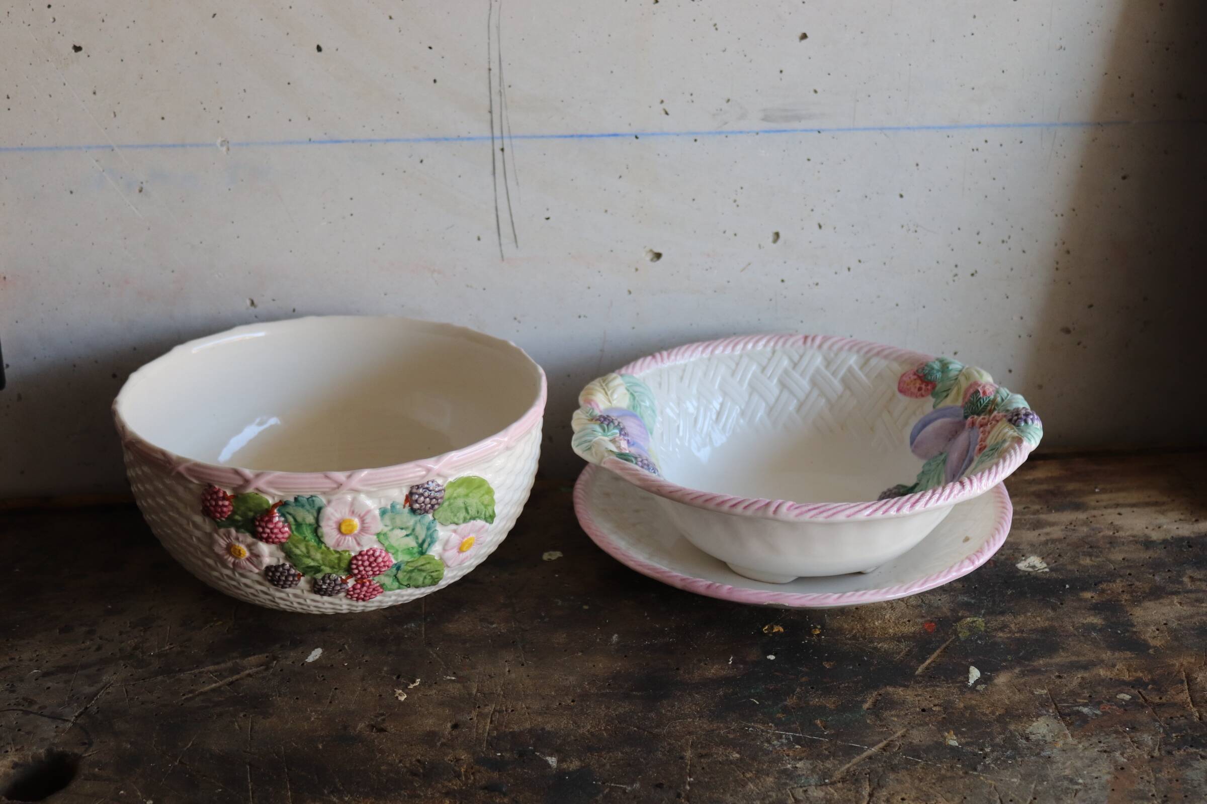 Salad bowl and drainer in vintage slip
