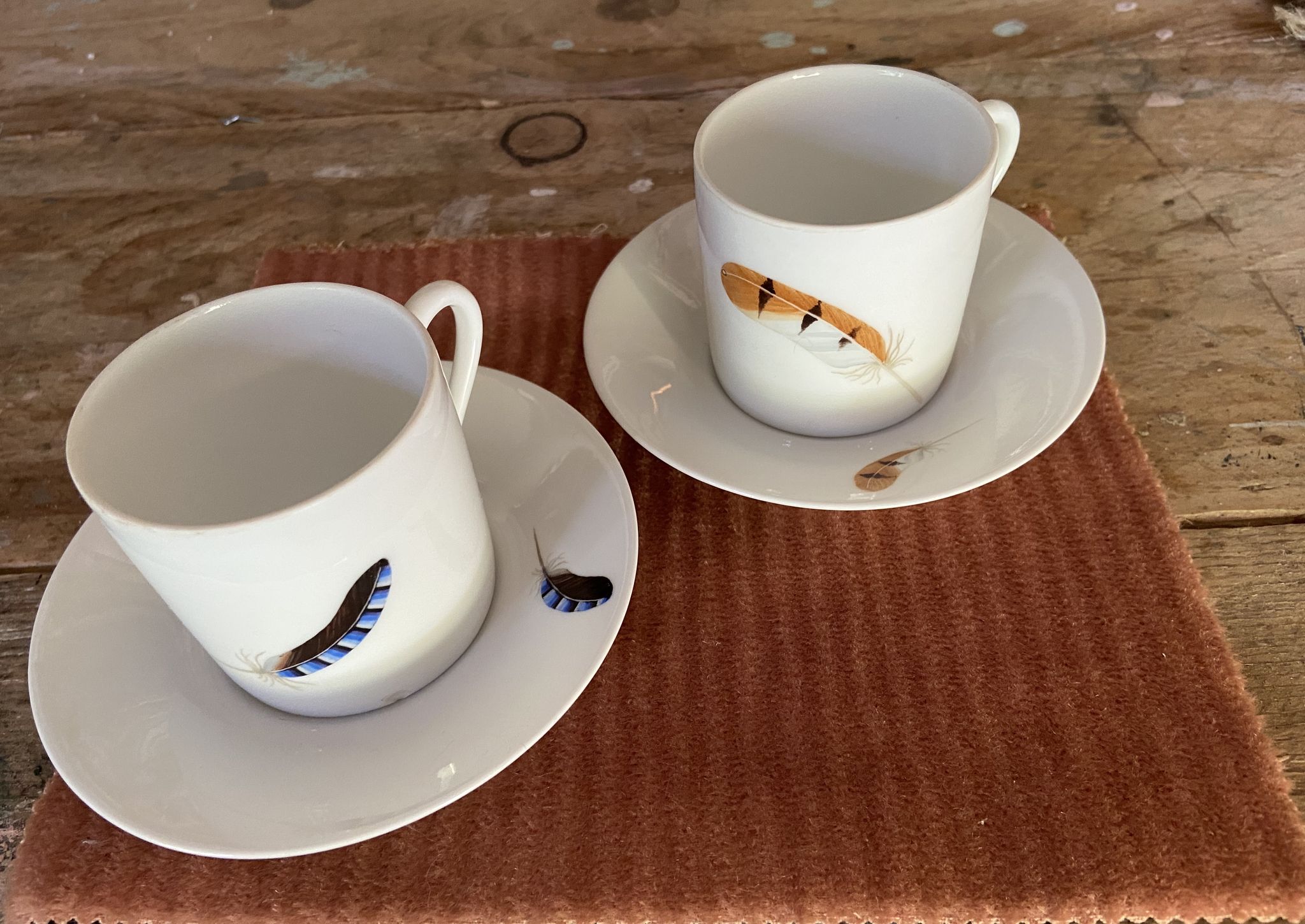 Deux tasses en porcelaine monastiques