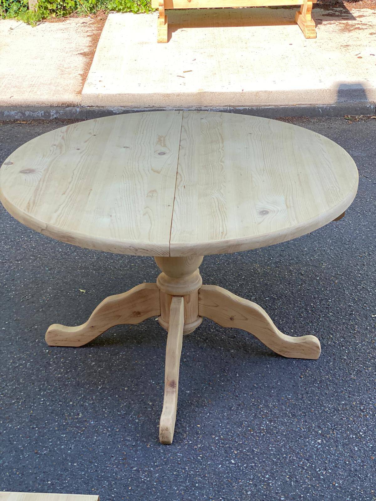 Extendable round dining table with central leg, renovated in solid wood, 200cm