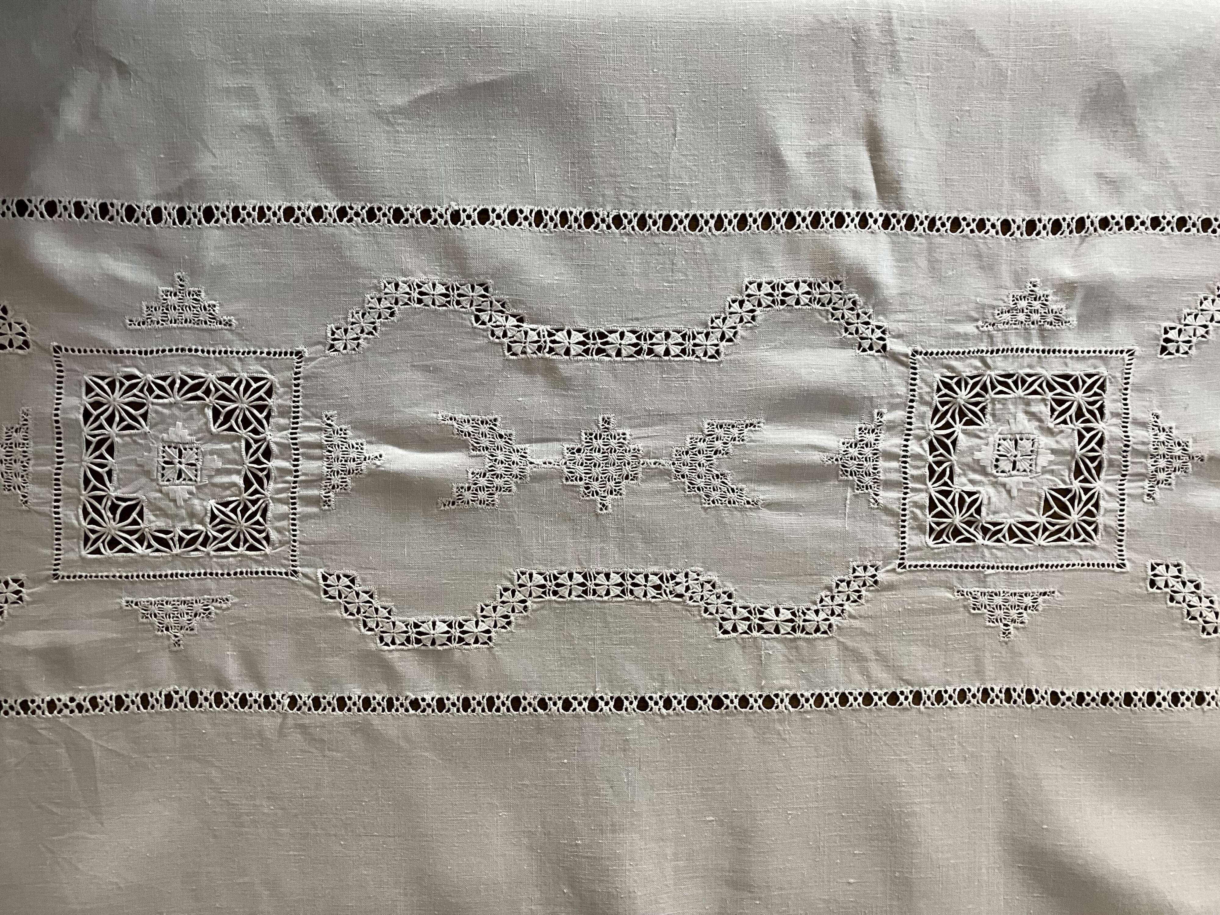 Exceptional old linen, very large embroidered tablecloth