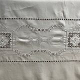 Linge ancien d'exception, très grande nappe brodée