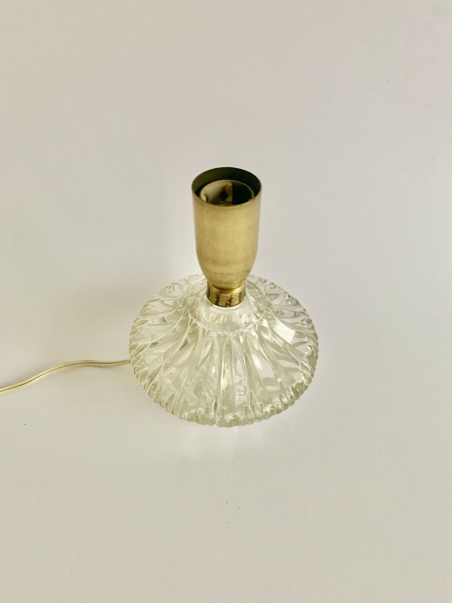 Pied de lampe en verre et laiton, années 1960