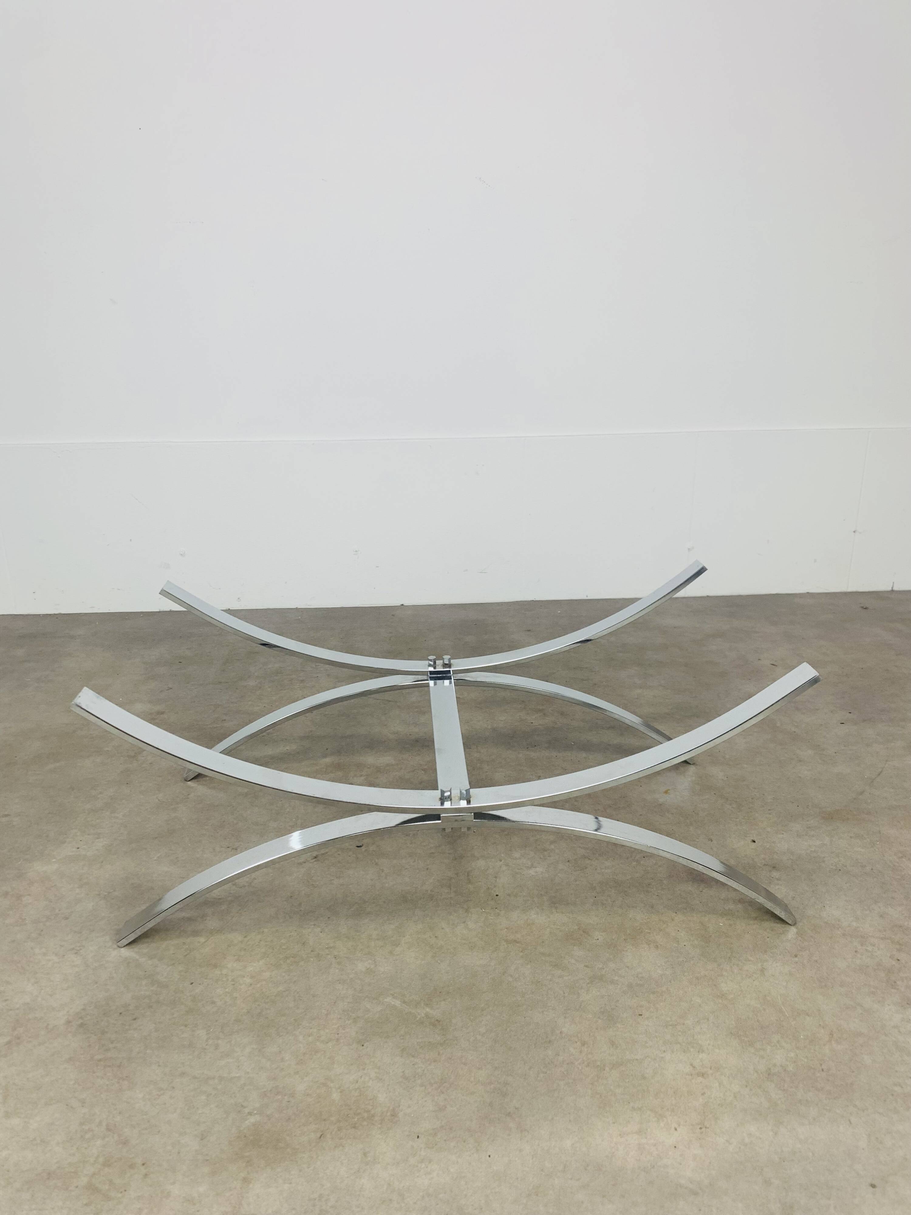 Table basse en verre fumé et chrome, années 70