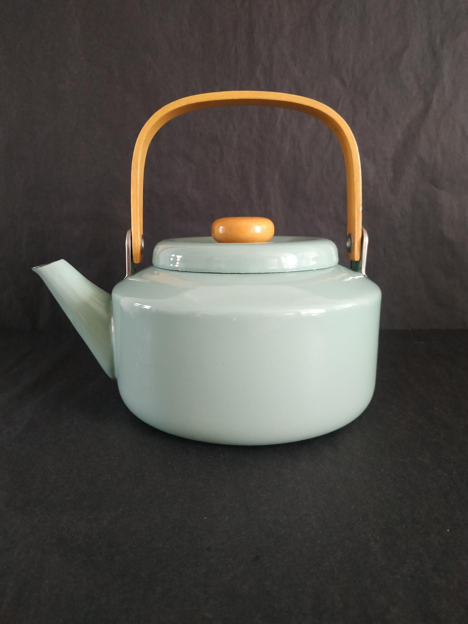 Teapot in enamelled tole green almond