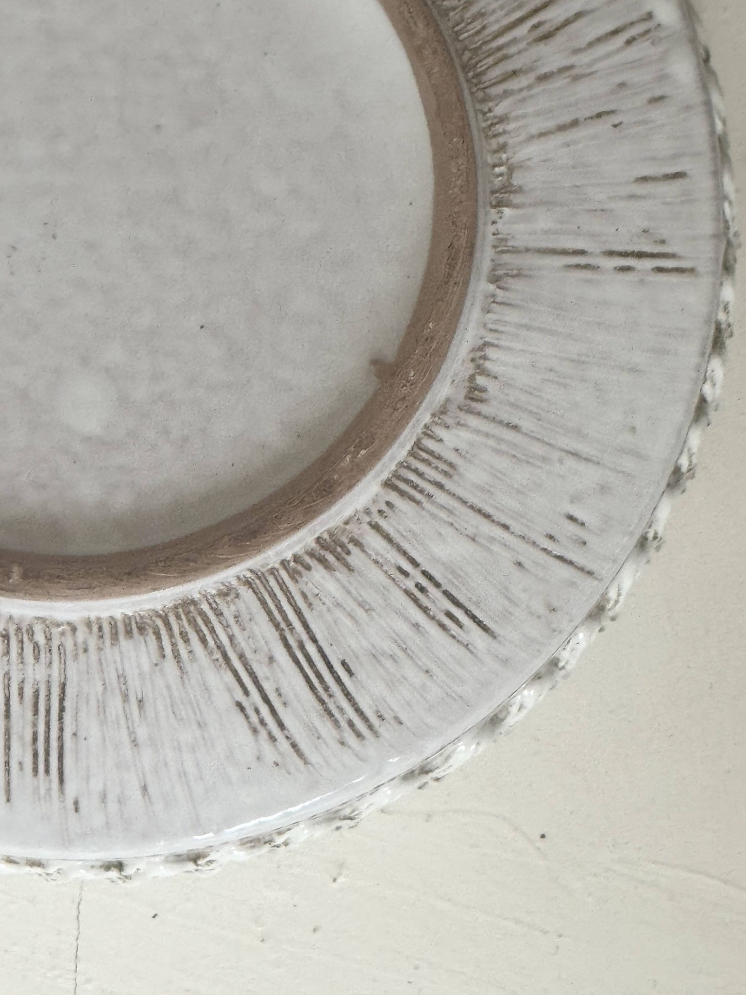 Grand saladier en céramique émaillée blanc à décor incisé