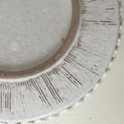 Grand saladier en céramique émaillée blanc à décor incisé