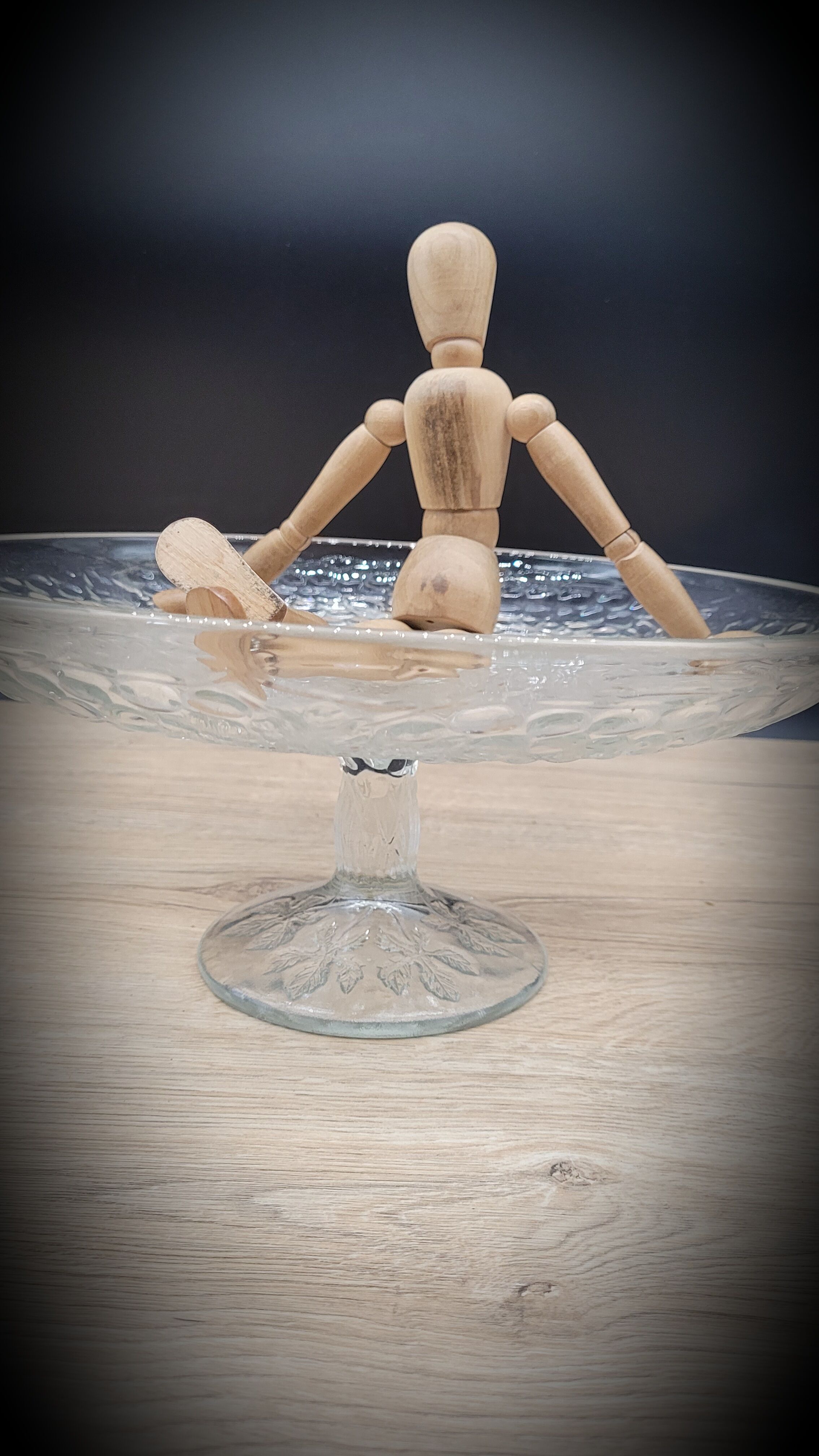 Transparent vine cake dish