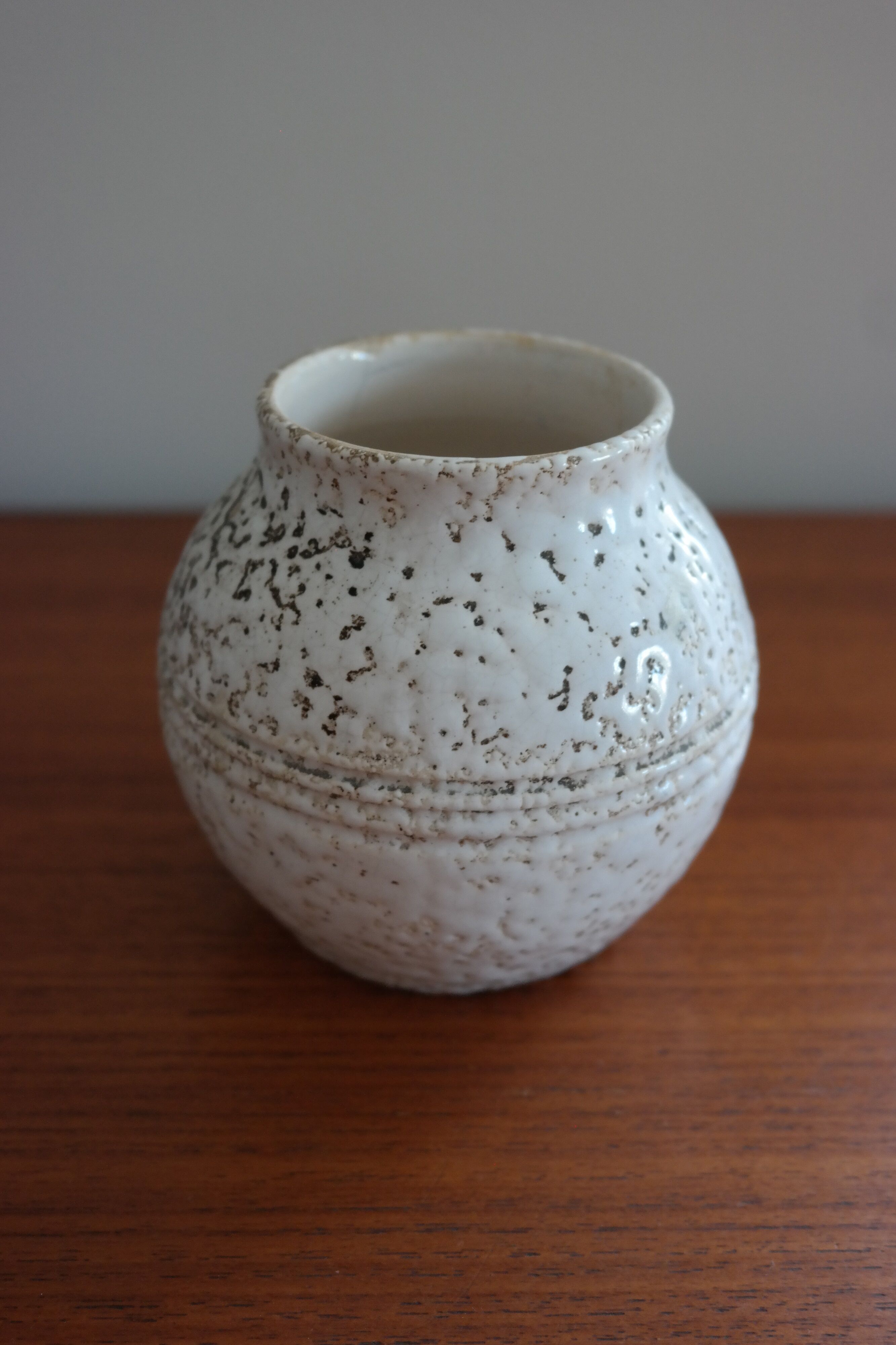 Small vase ball enamelled white