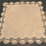 Napperon mouchoir en percale et dentelle fait main