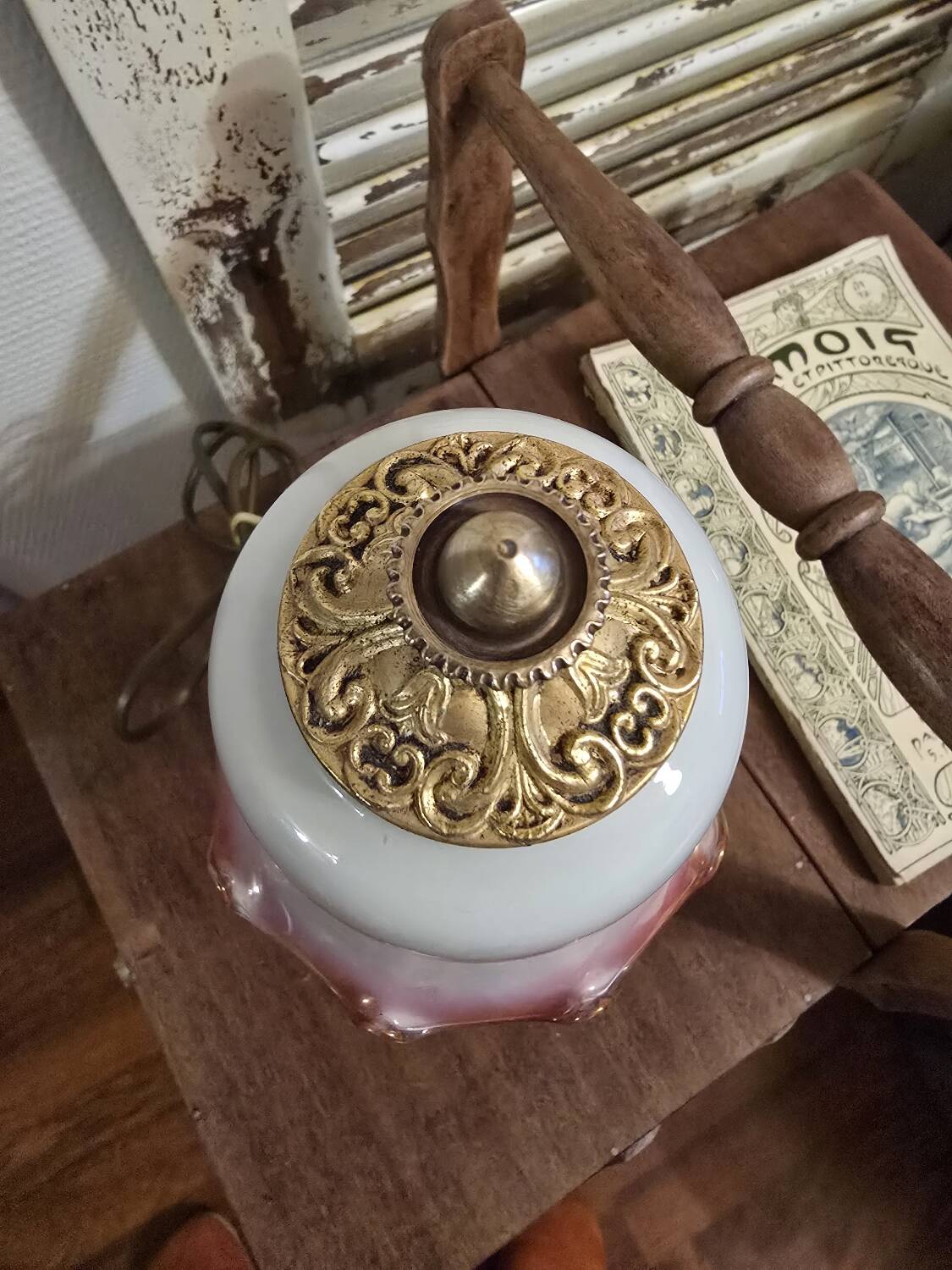 Small tulip-shaped table lamp in frosted glass, mushroom style.