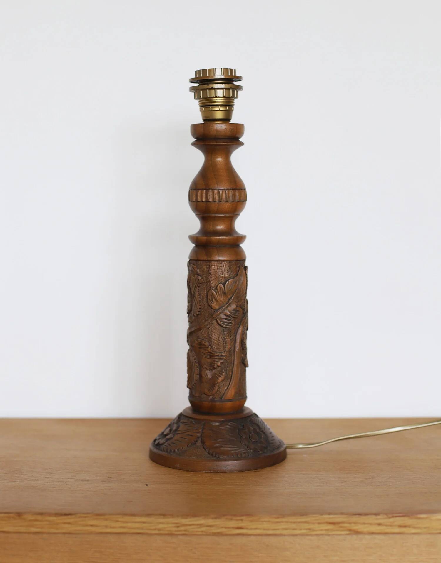 Lampe à poser en bois sculpté et abat-jour dôme, 1930