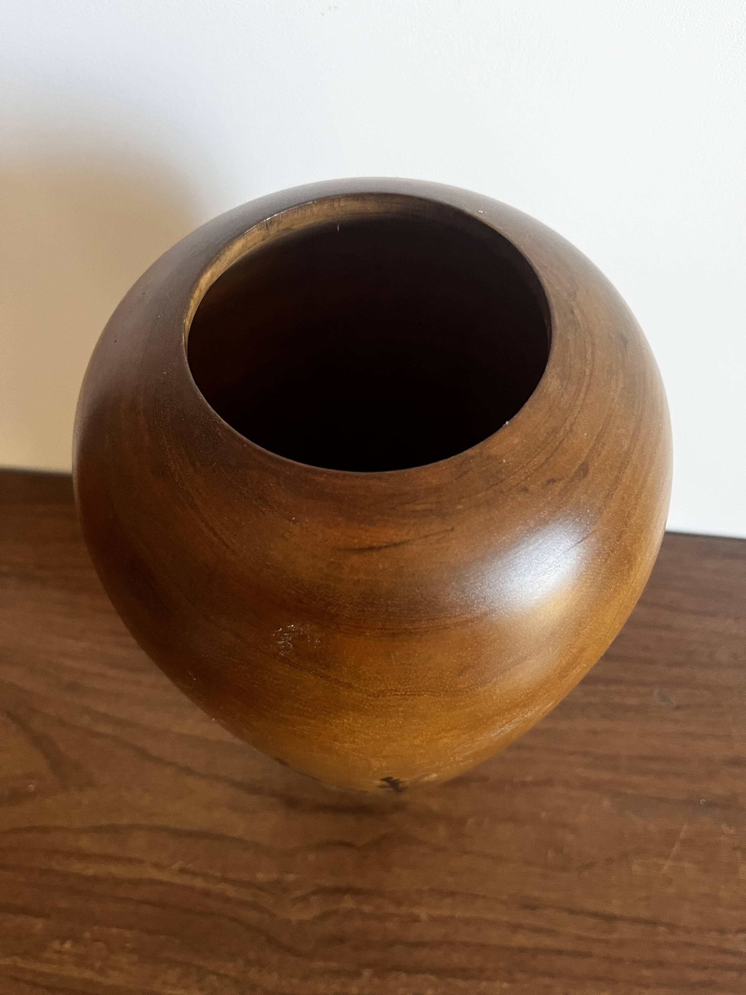 Vase en bois