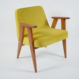 Fauteuil 366 designer J. Chierowski icône des années 60, velours jaune