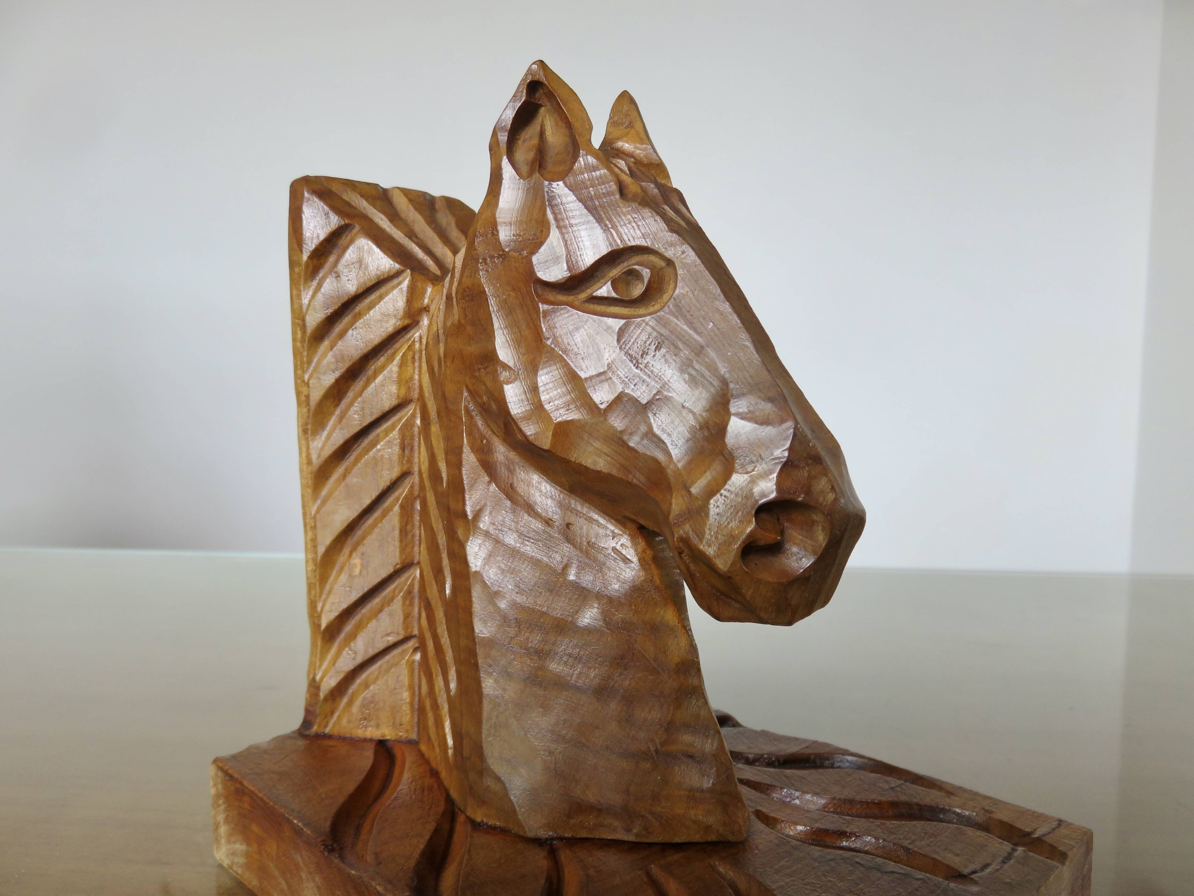 Paire de serre livres "chevaux" en bois de hêtre taillé à la gouge, 30-40