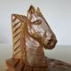 Paire de serre livres "chevaux" en bois de hêtre taillé à la gouge, 30-40