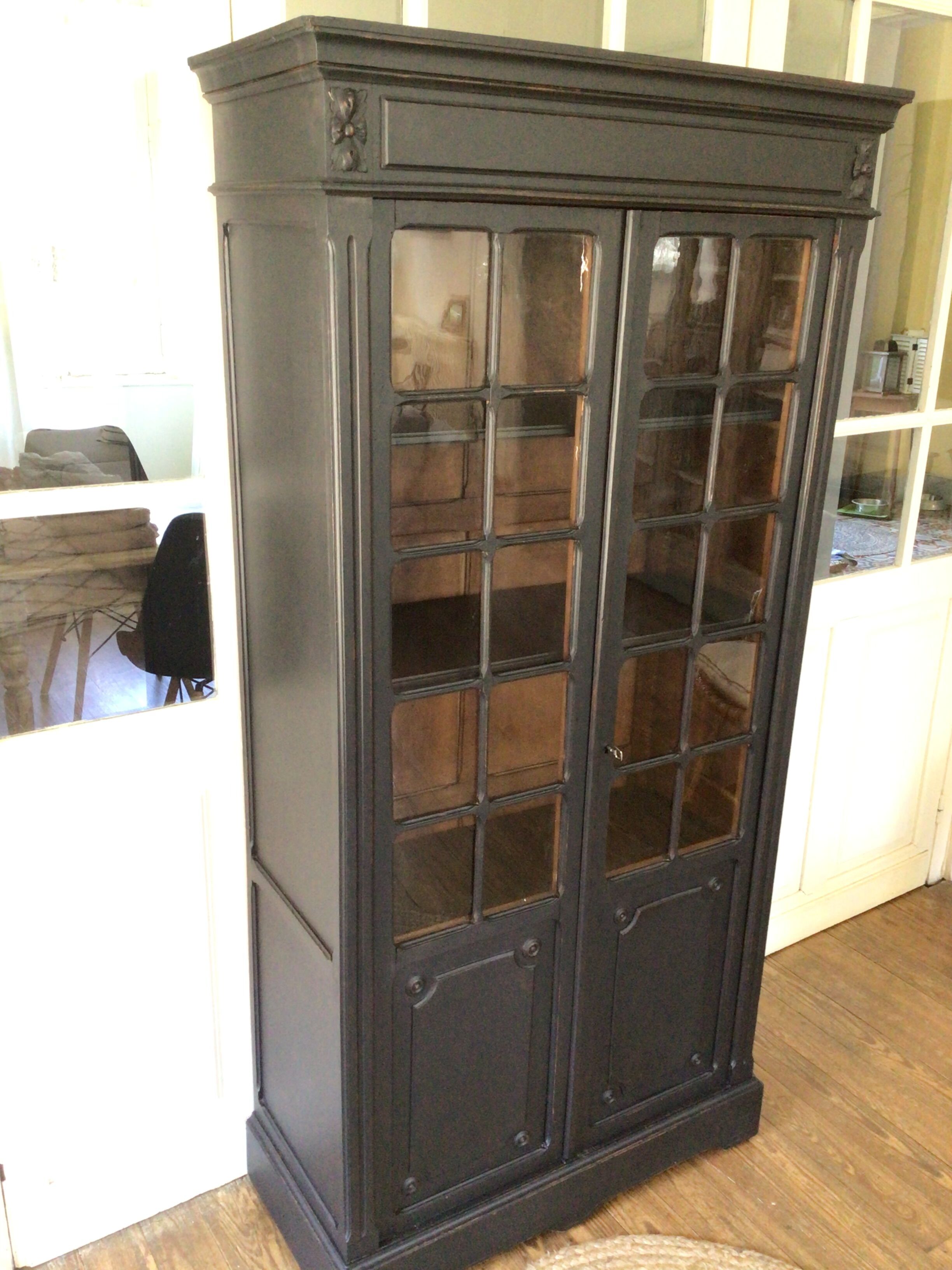 Parisian showcase cabinet