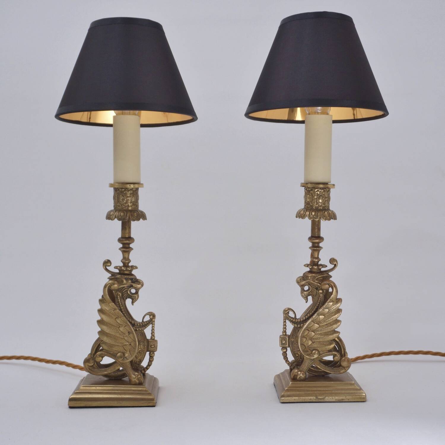 Paire de lampes chandeliers griffons de style néogothique, Angleterre années 1880
