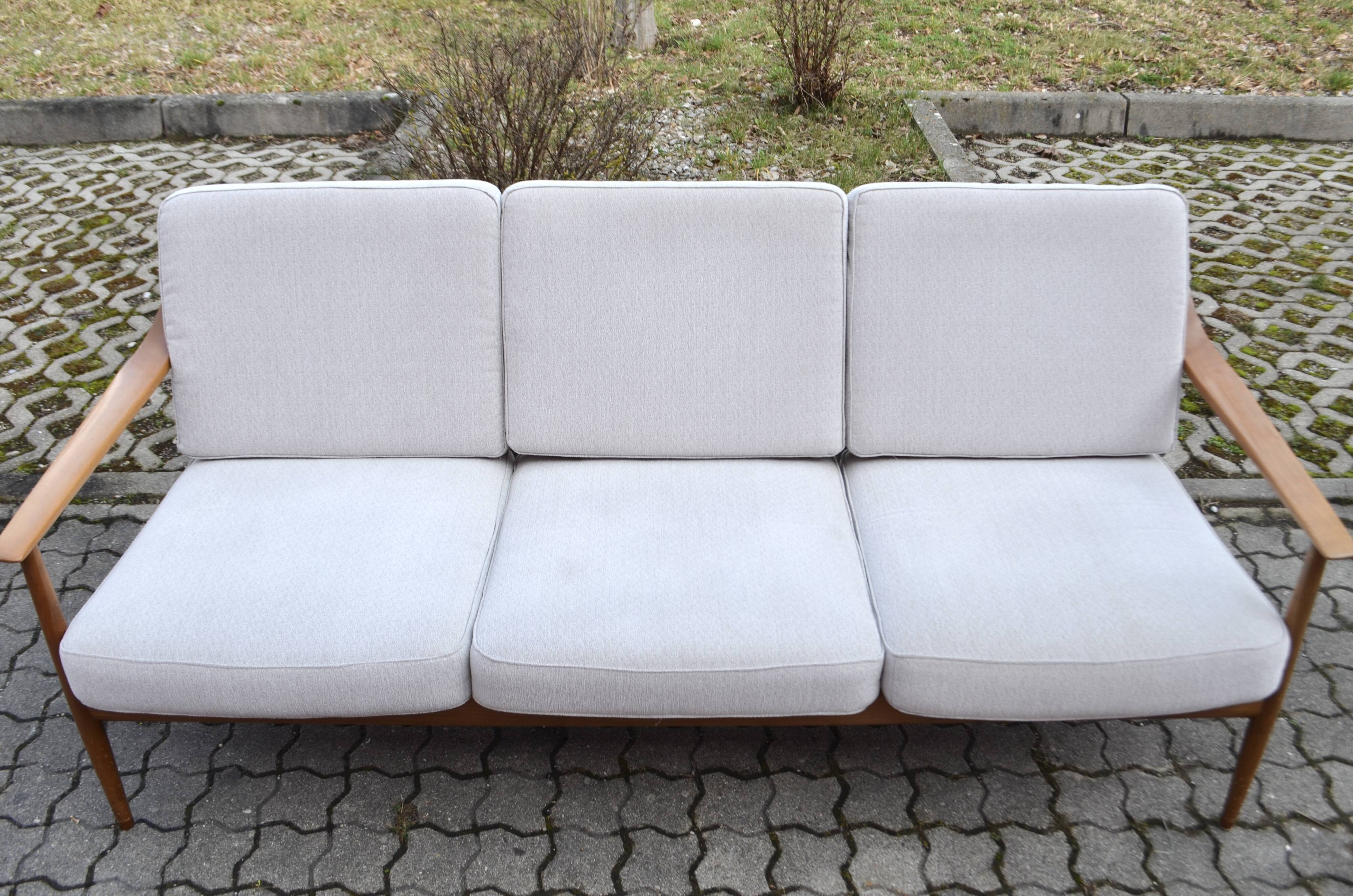 Knoll Antimott Sofa walnut
