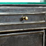 Ensemble de tables de chevet en fer et verre, années 1900