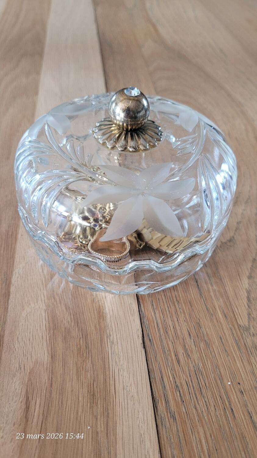 Transparent glass bonbonnière