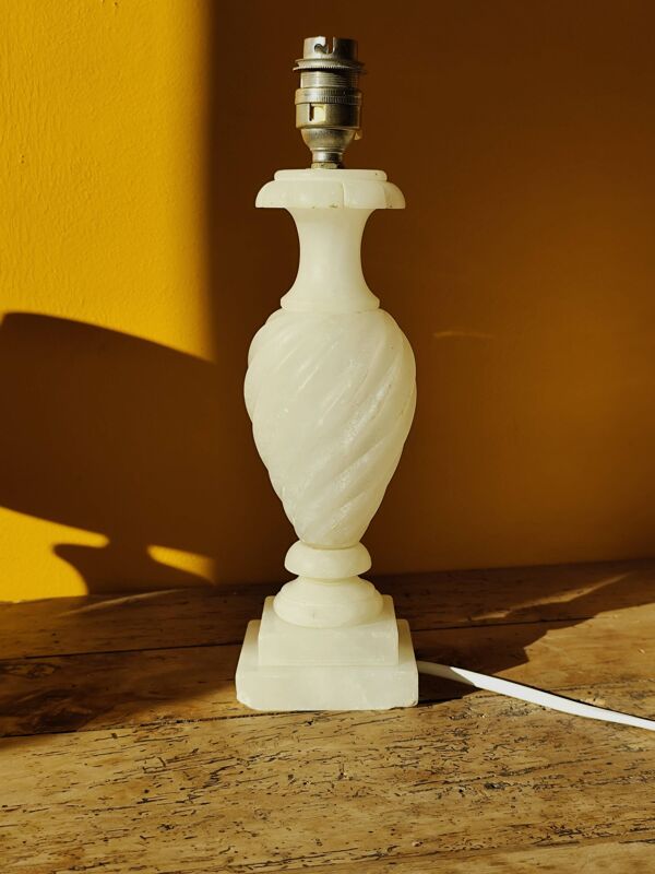 Ancien pied de lampe en marbre torsadé - lampe en pierre blanche