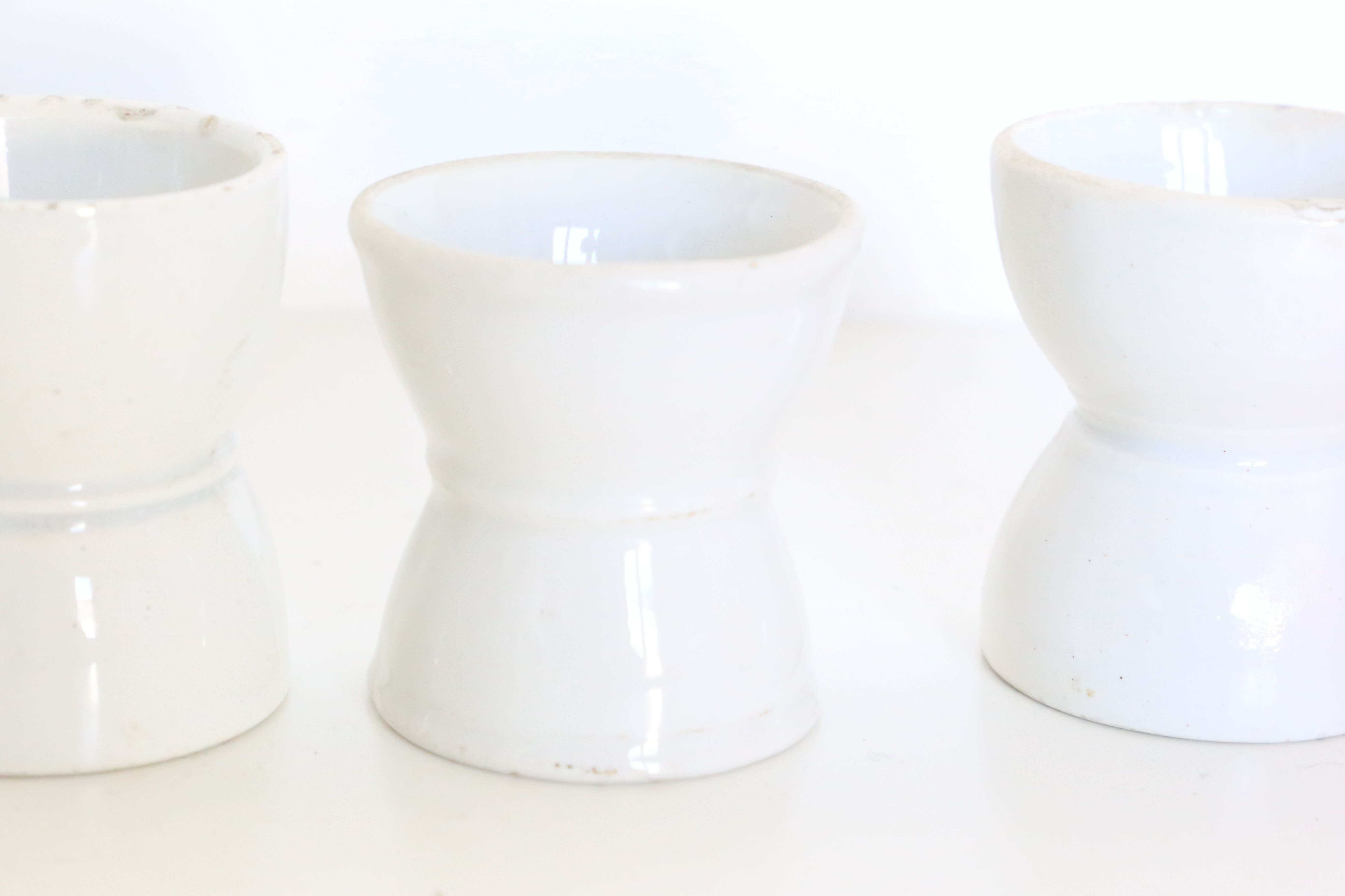 Lot de 4 coquetiers en céramique blanche, vintage