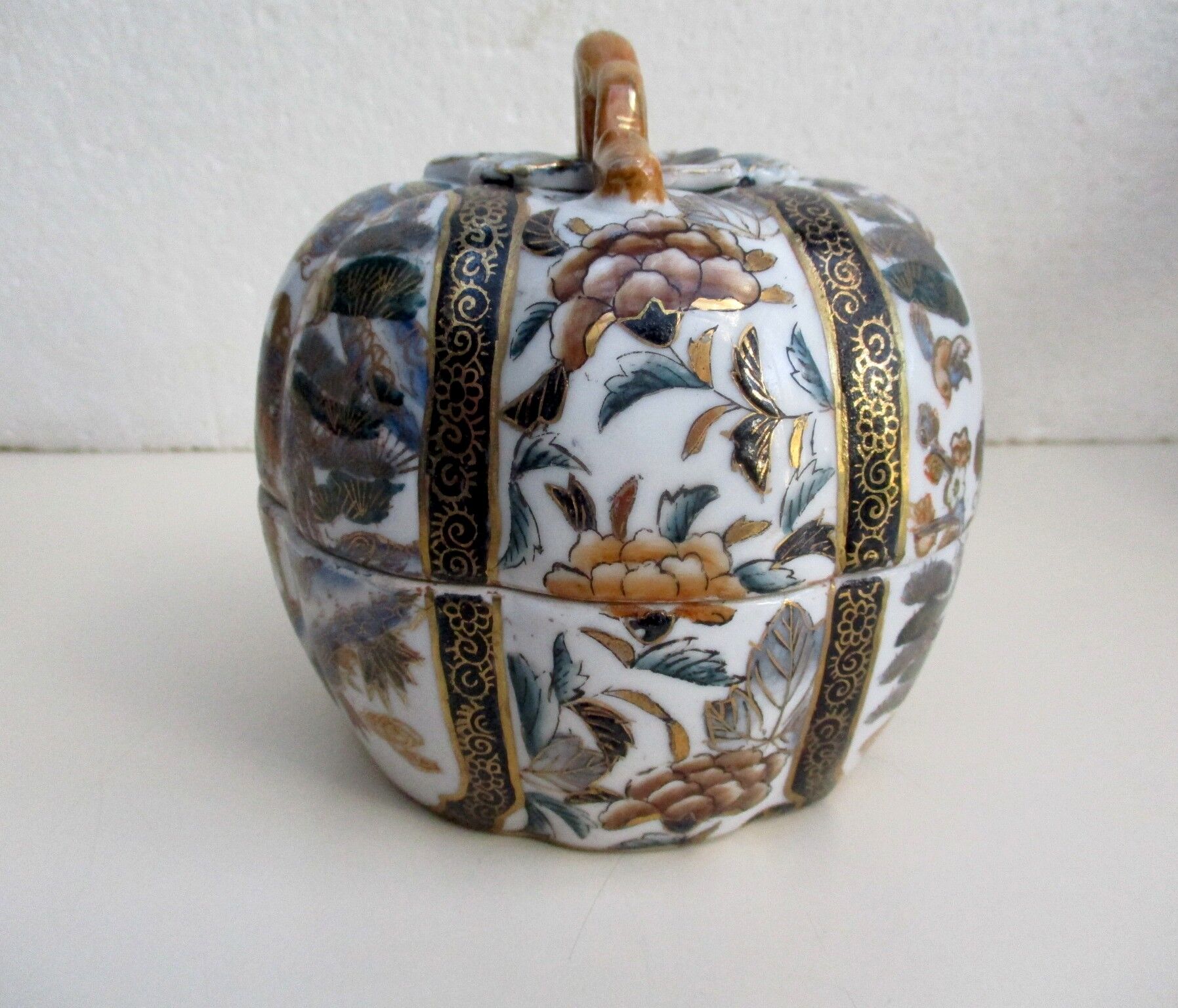 Chinese porcelain covered pot