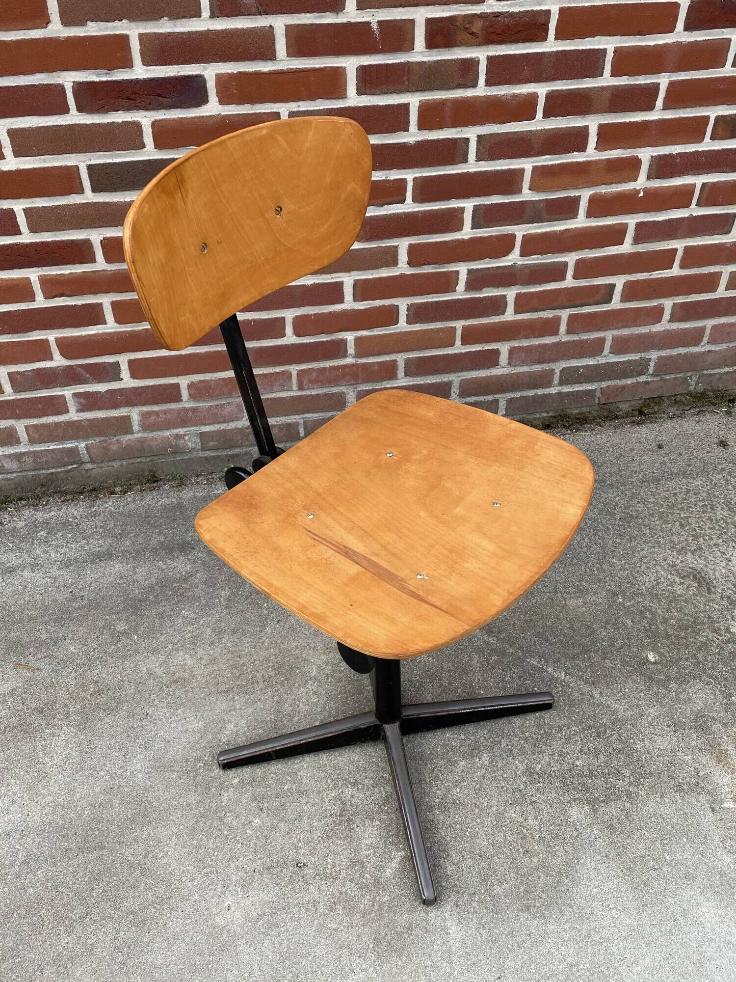 Friso Kramer Ahrend vintage work chair from Cirkel chair workshop design