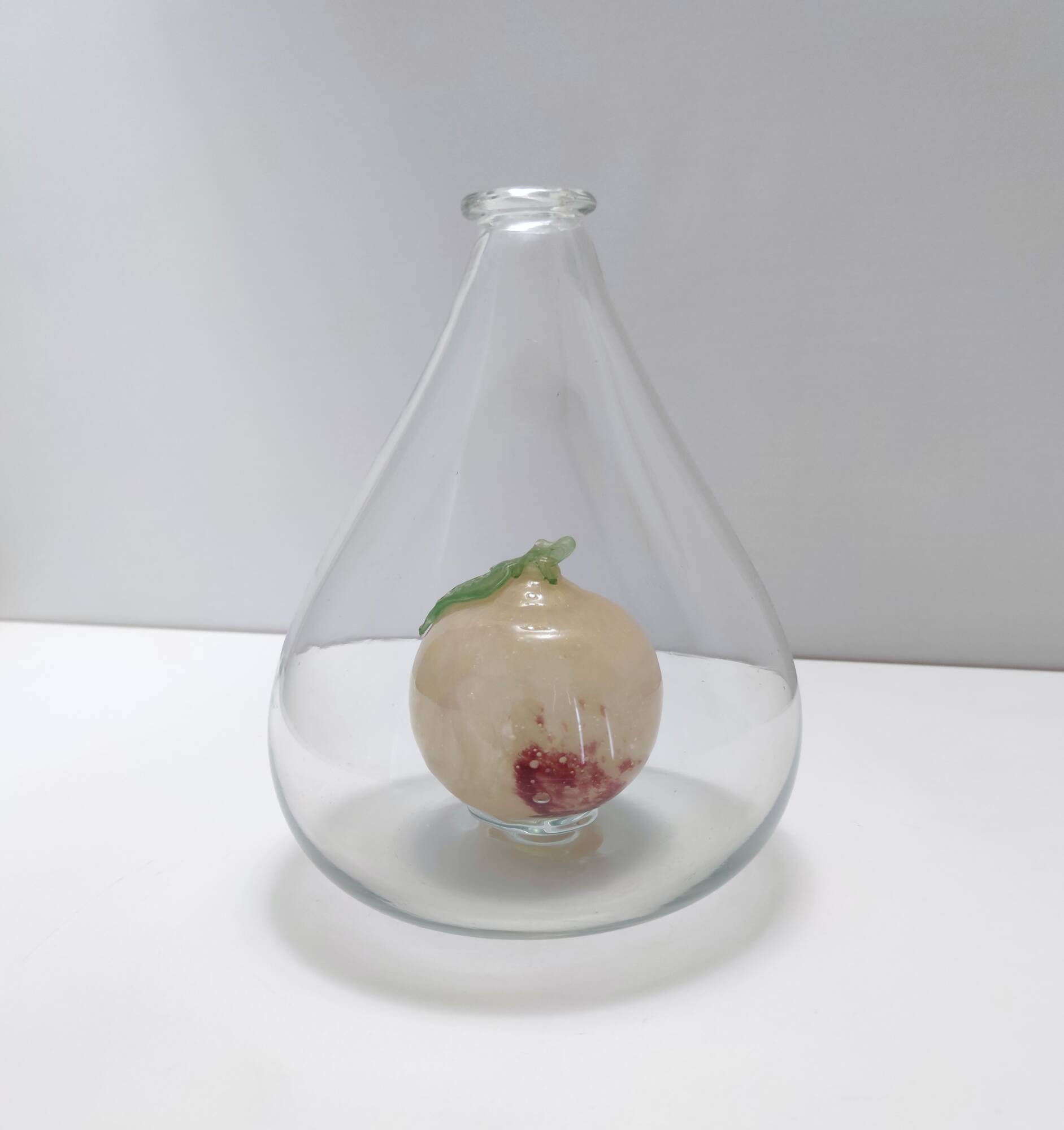 Vase en verre de Murano avec fruits en verre Pulegoso attribuable à Napoleone Martinu