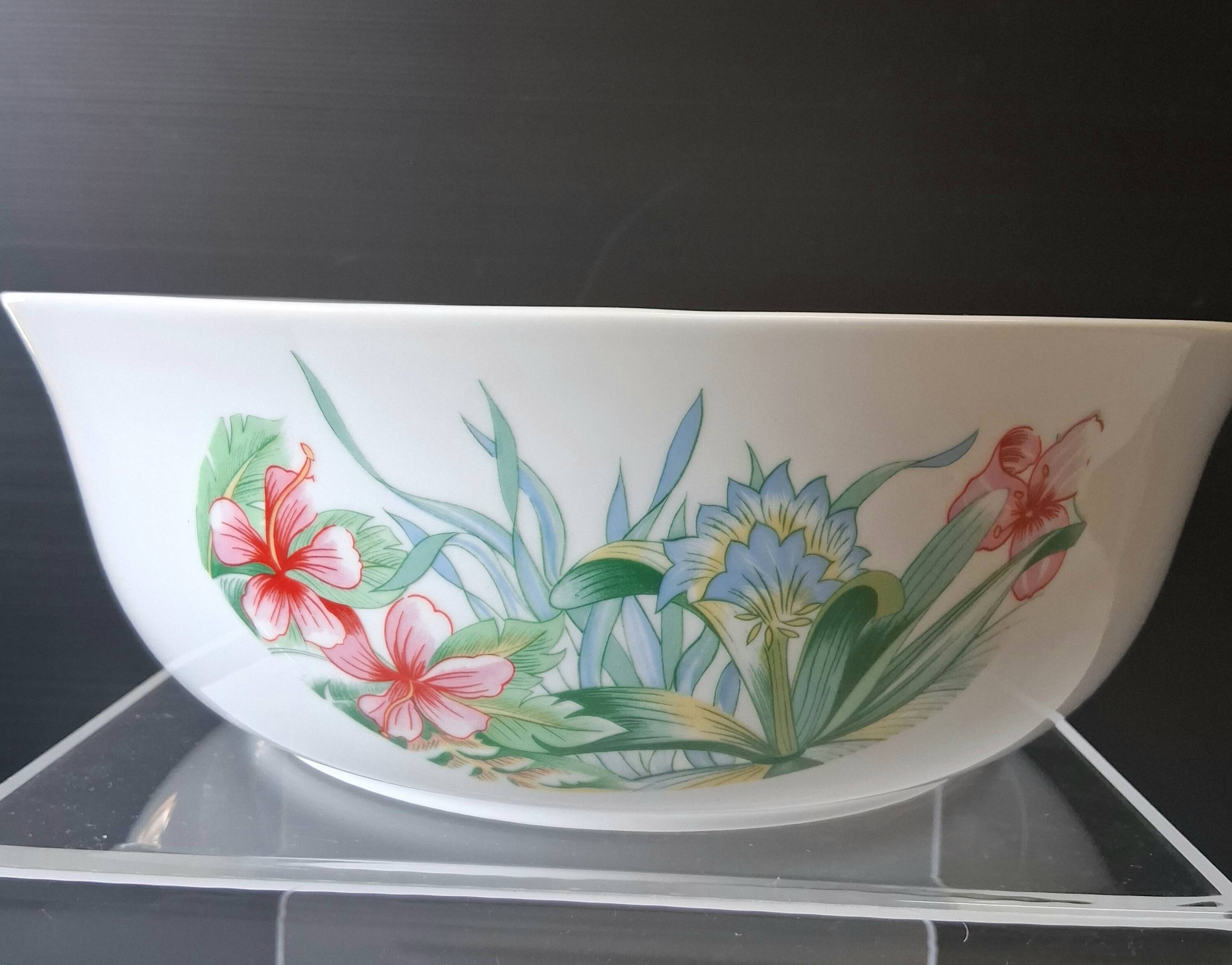 Very large porcelain salad bowl in very good condition from L'hirondelle Meh.