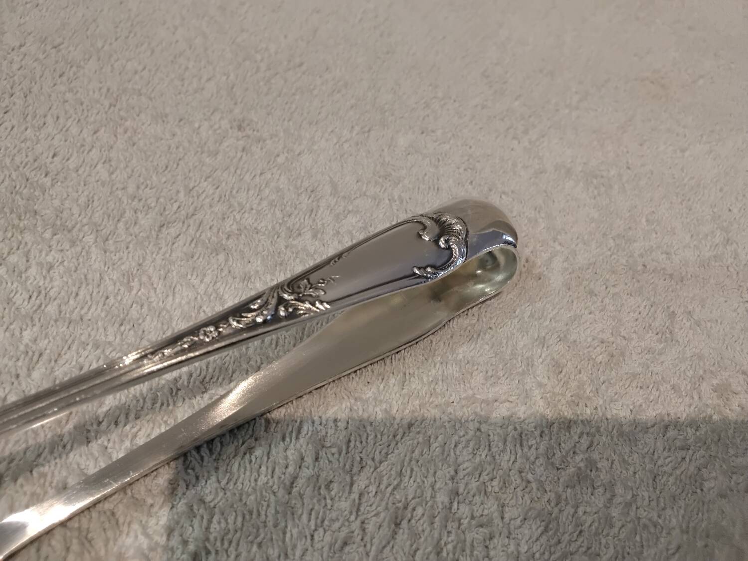 Silver-plated metal sugar tongs, Ercuis silversmith, Louis XV model, 29