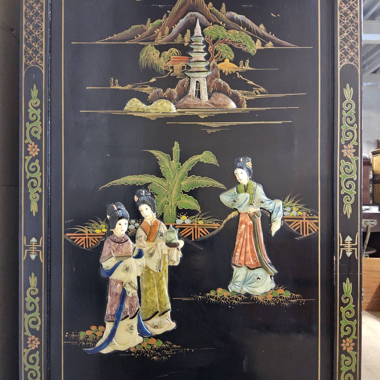 Cabinet chinois vintage noir avec des scènes peintes à la main.