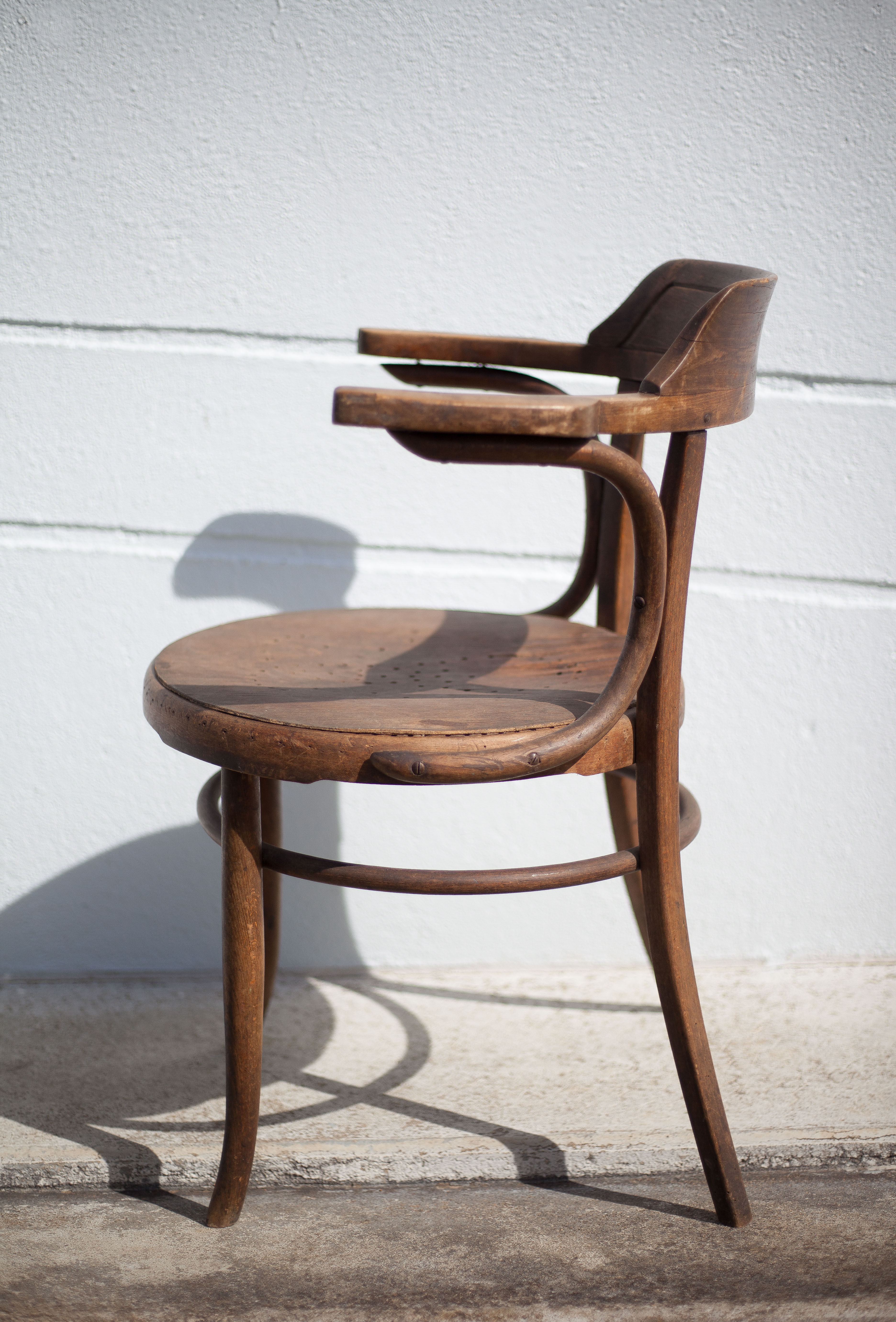 Curved wooden armchair Mundus vienna Austria, curved wooden chair, living room, bookcase, 20's