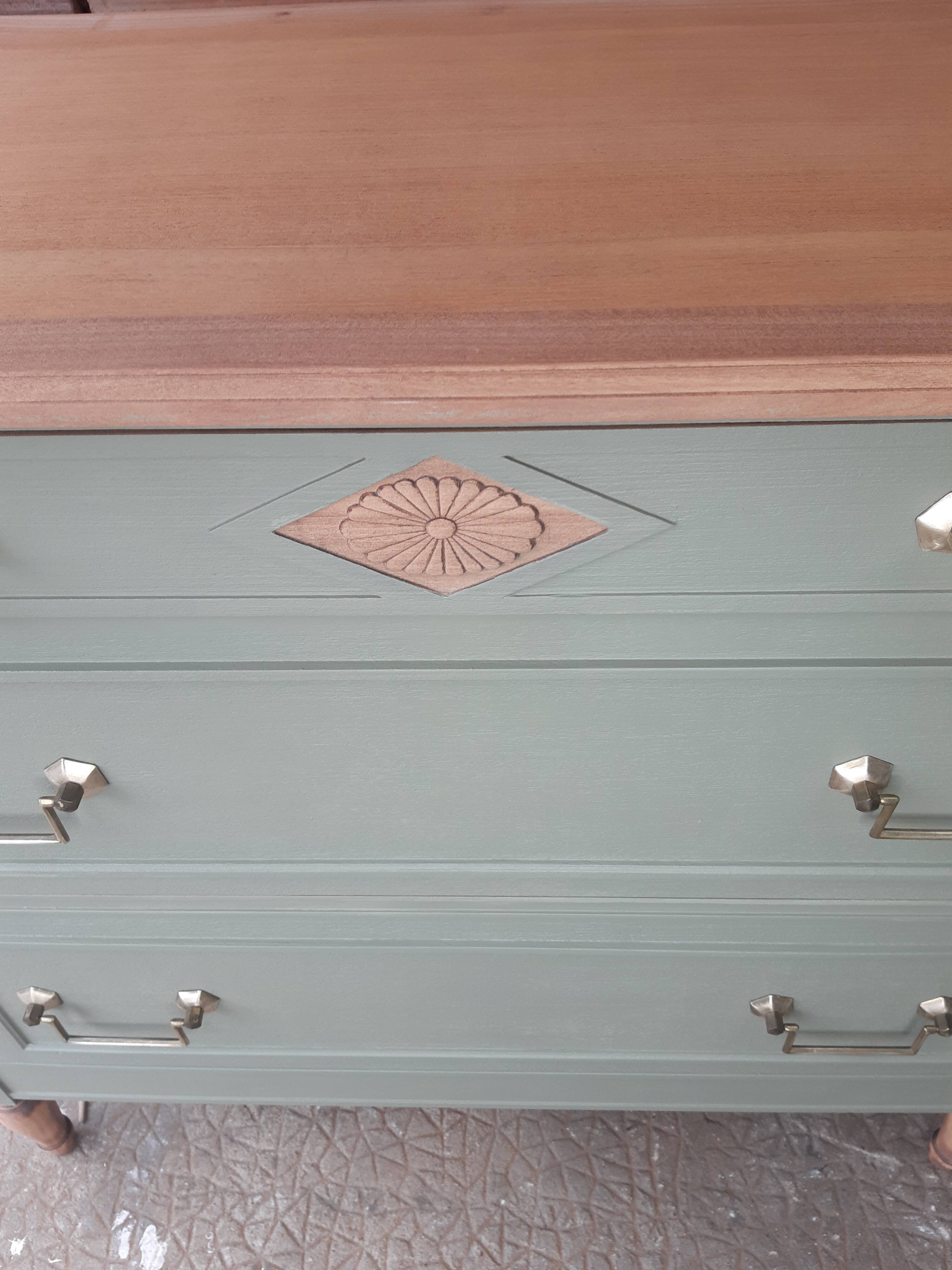 Commode redécorée couleur vert