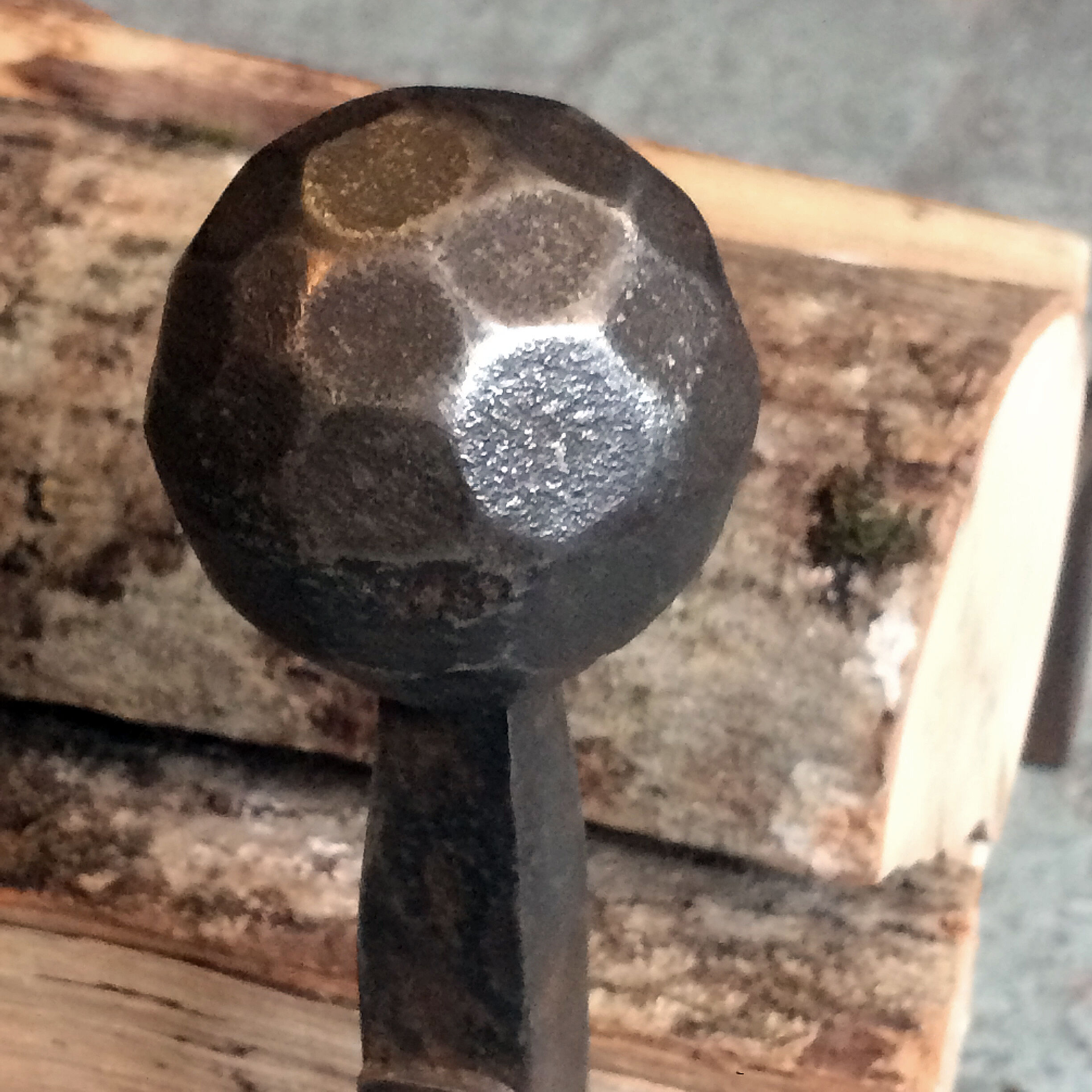 Chenets adorned with a steel golf ball