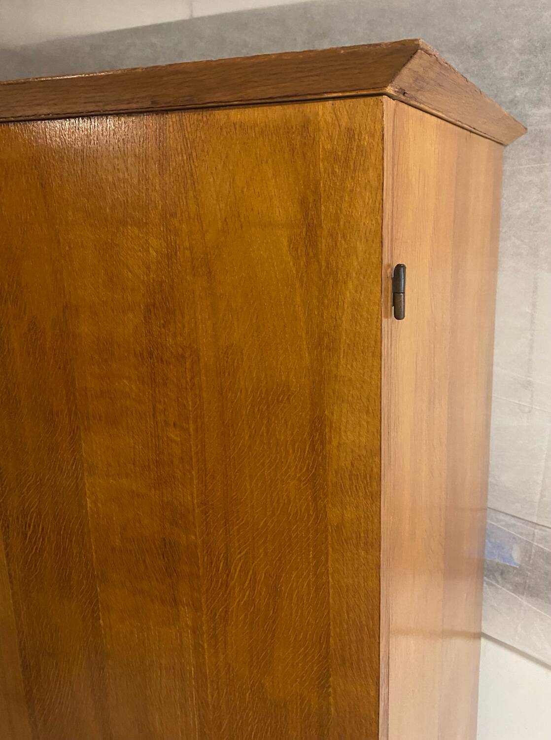 Armoire vintage pieds compas