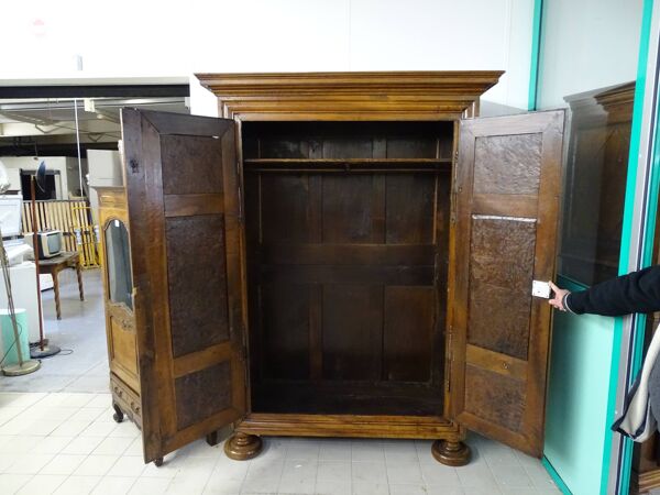 Armoire en noyer et loupe de frêne