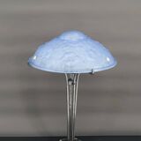 Lampe en fer forgé et abat-jour en verre bleu aux clématites, France, Art Déco, circa 1920