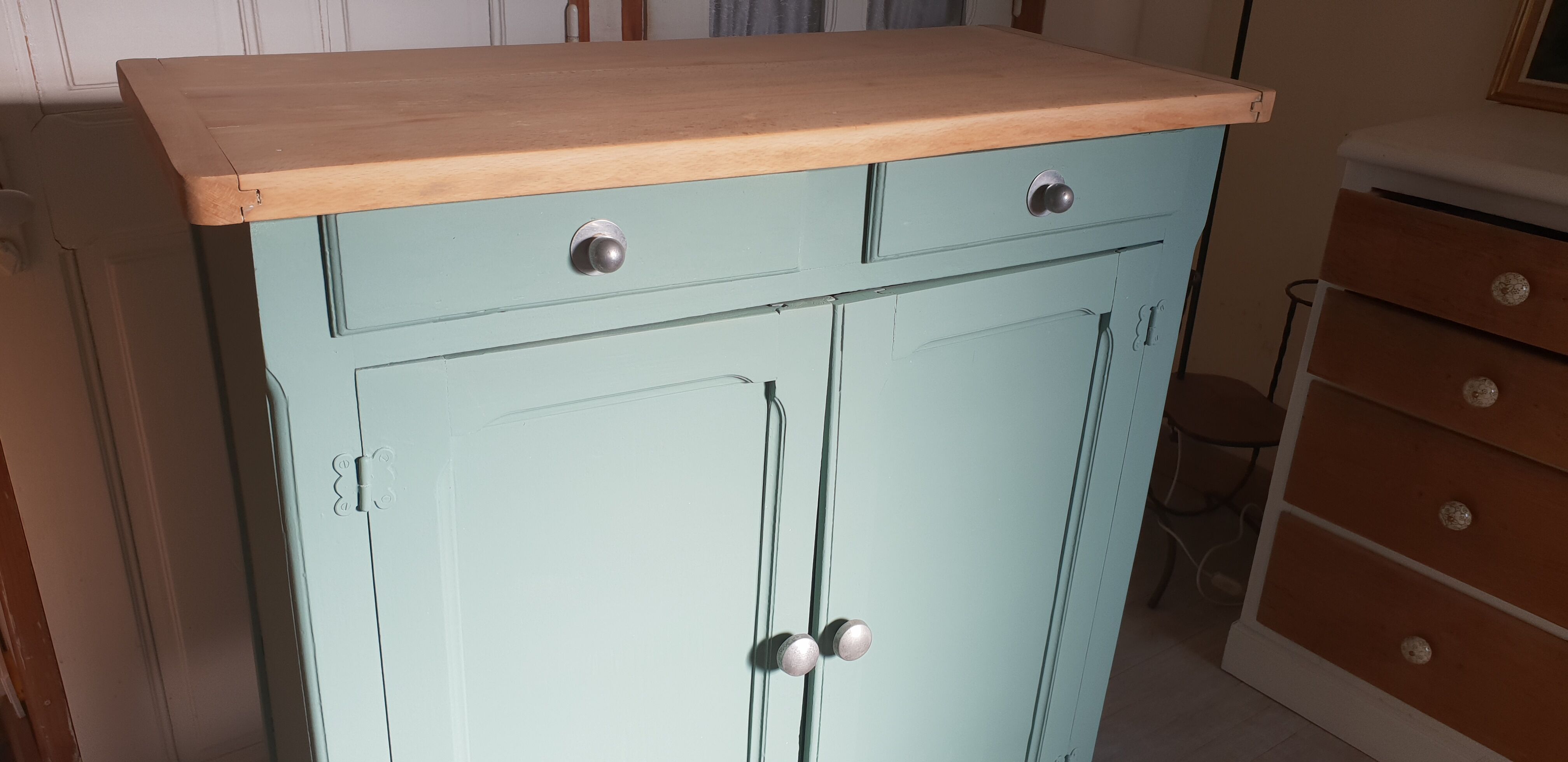 Parisian green buffet