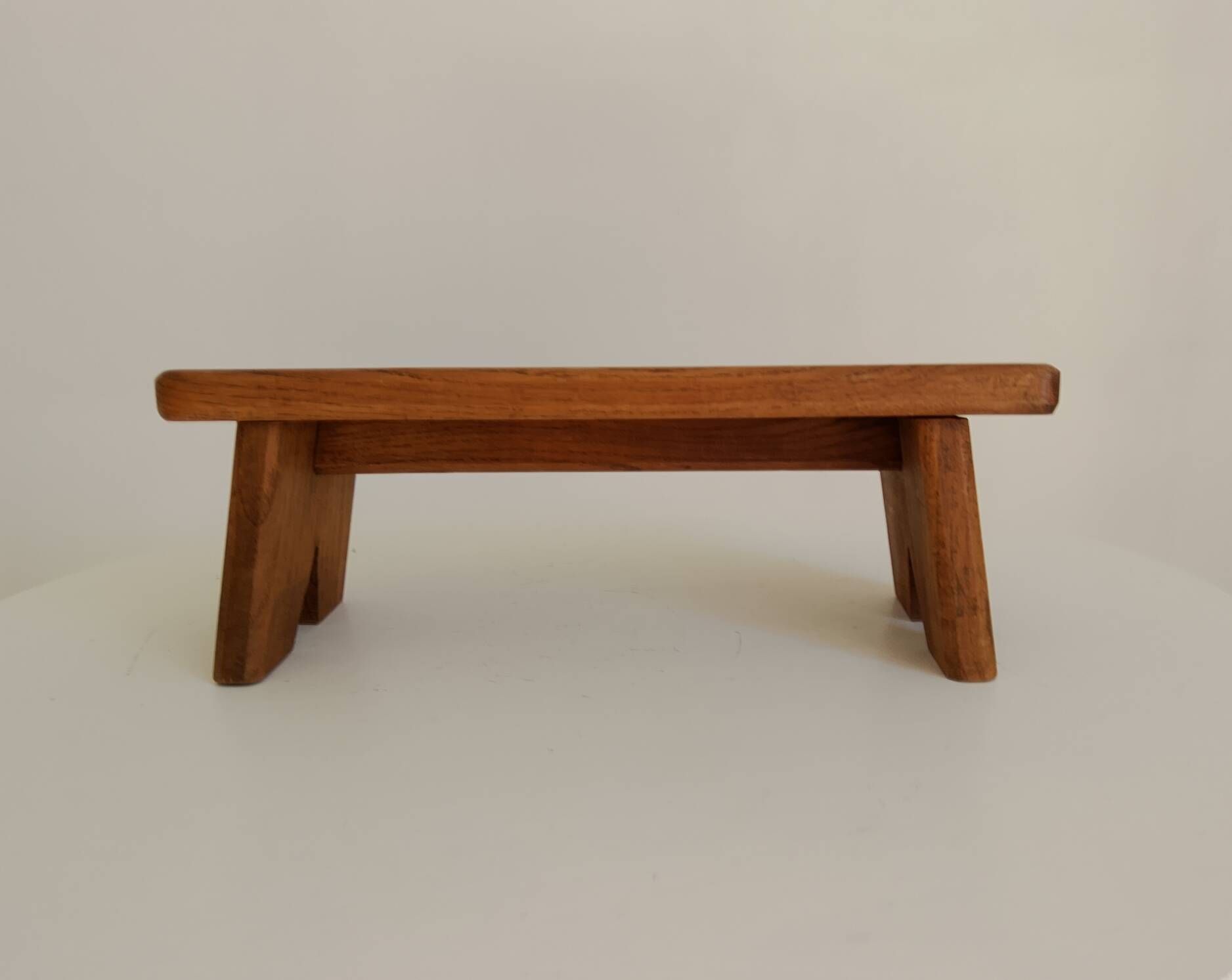 Tabouret petit banc brutaliste années 60 en chêne massif