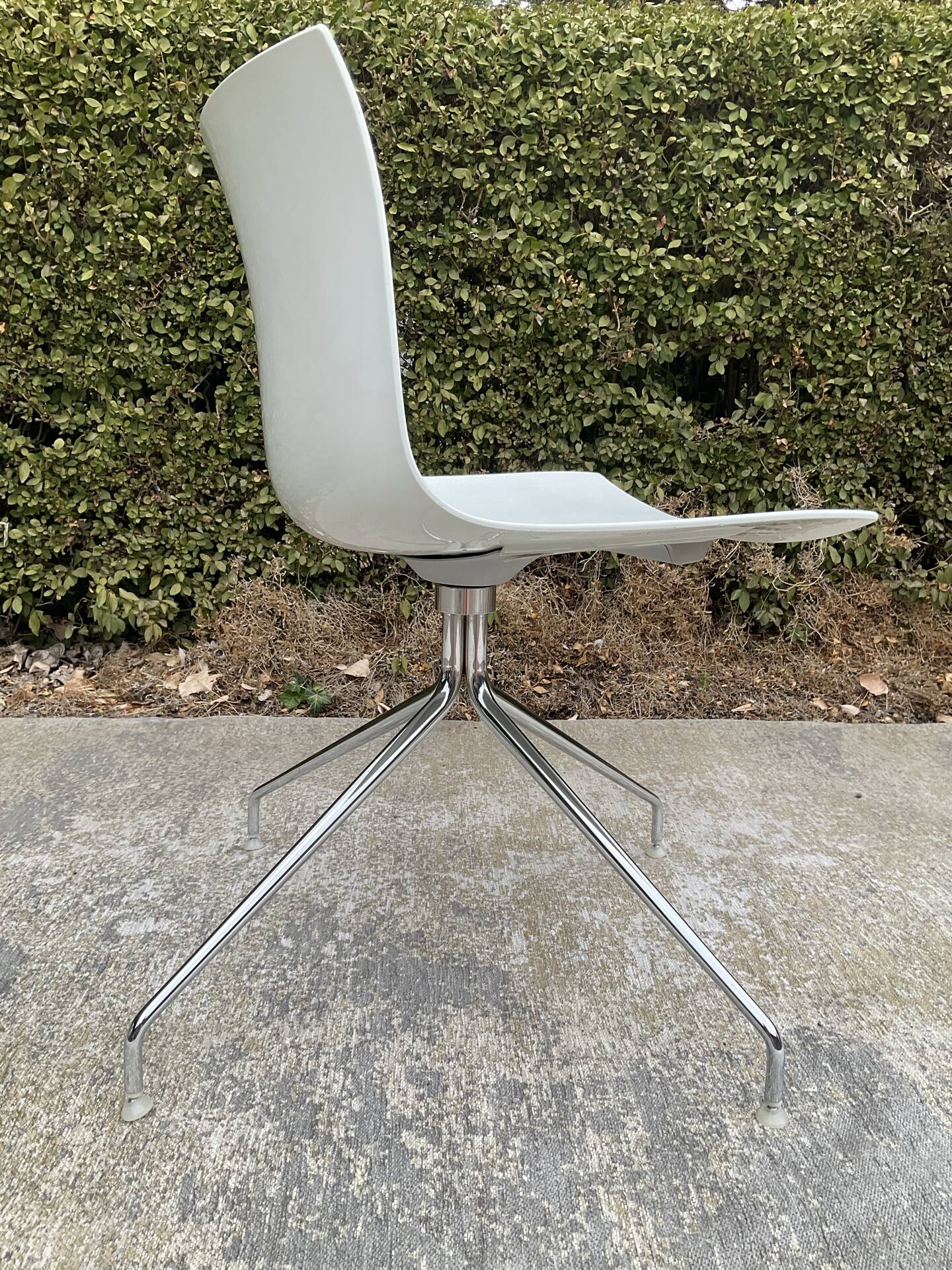 Chaise pivotante Catifa édition Arper par Lievore Alther