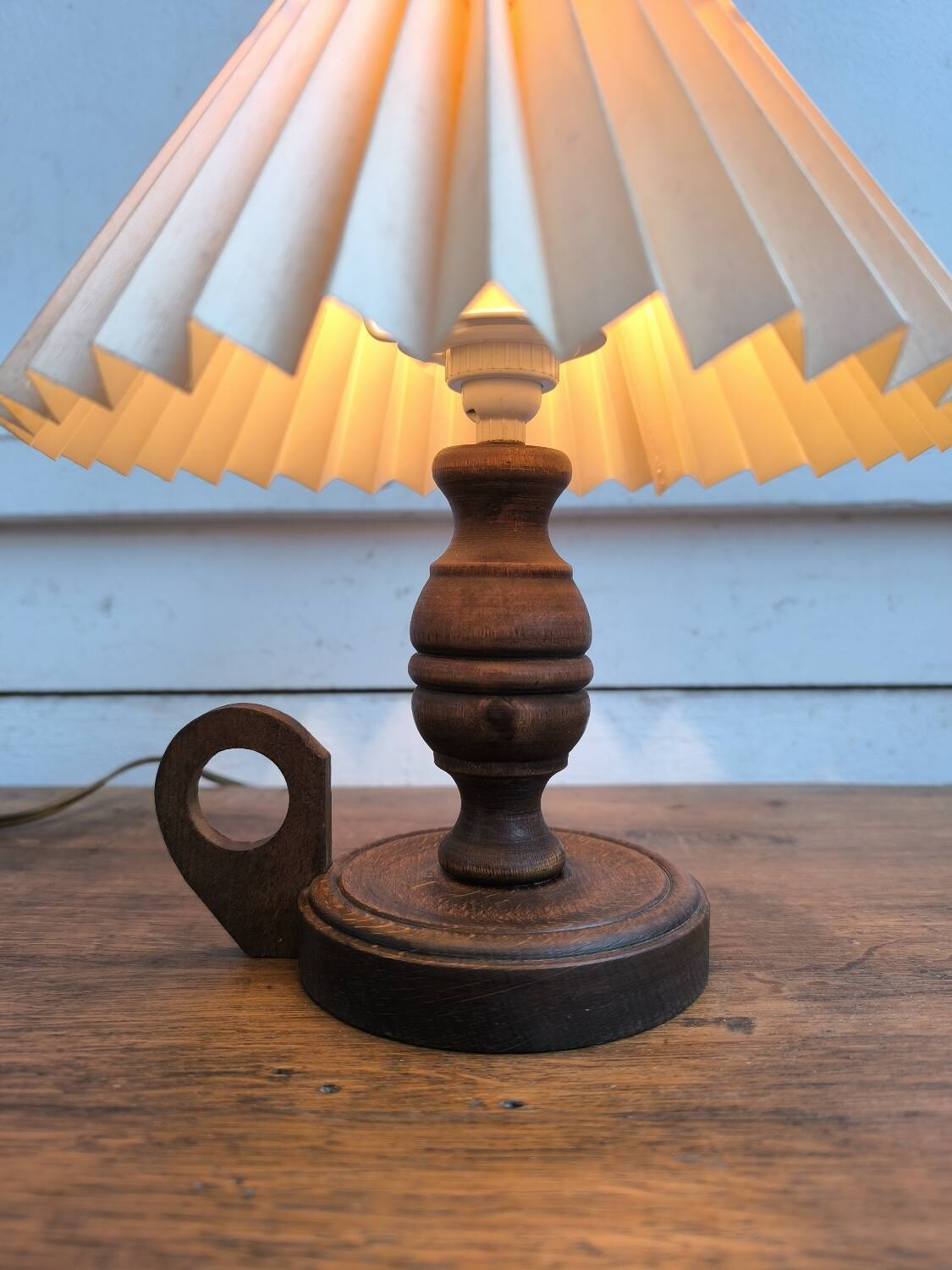Table lamp in turned wood