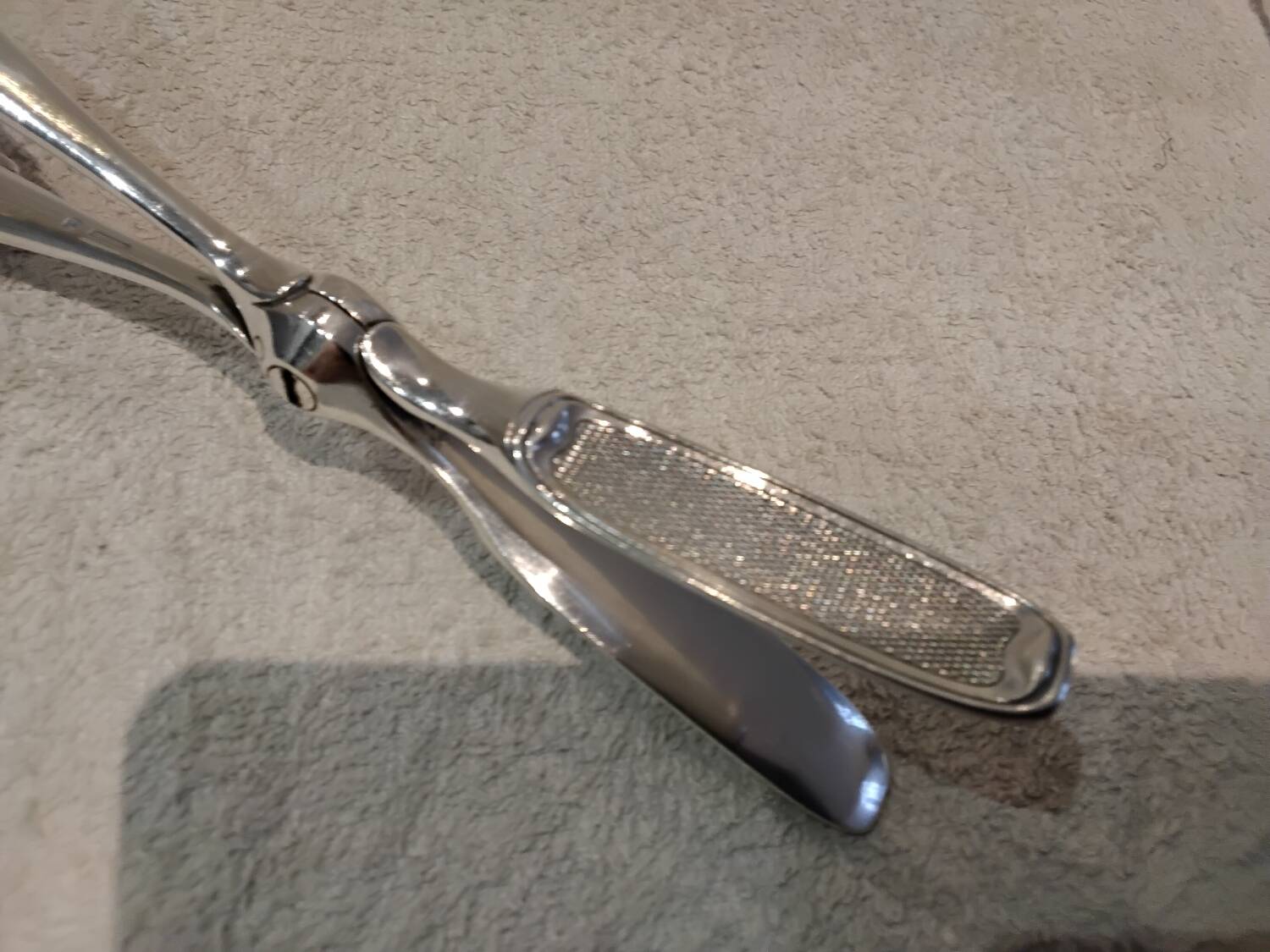 Silver-plated asparagus tongs with guilloche decoration and goldsmith Christofle