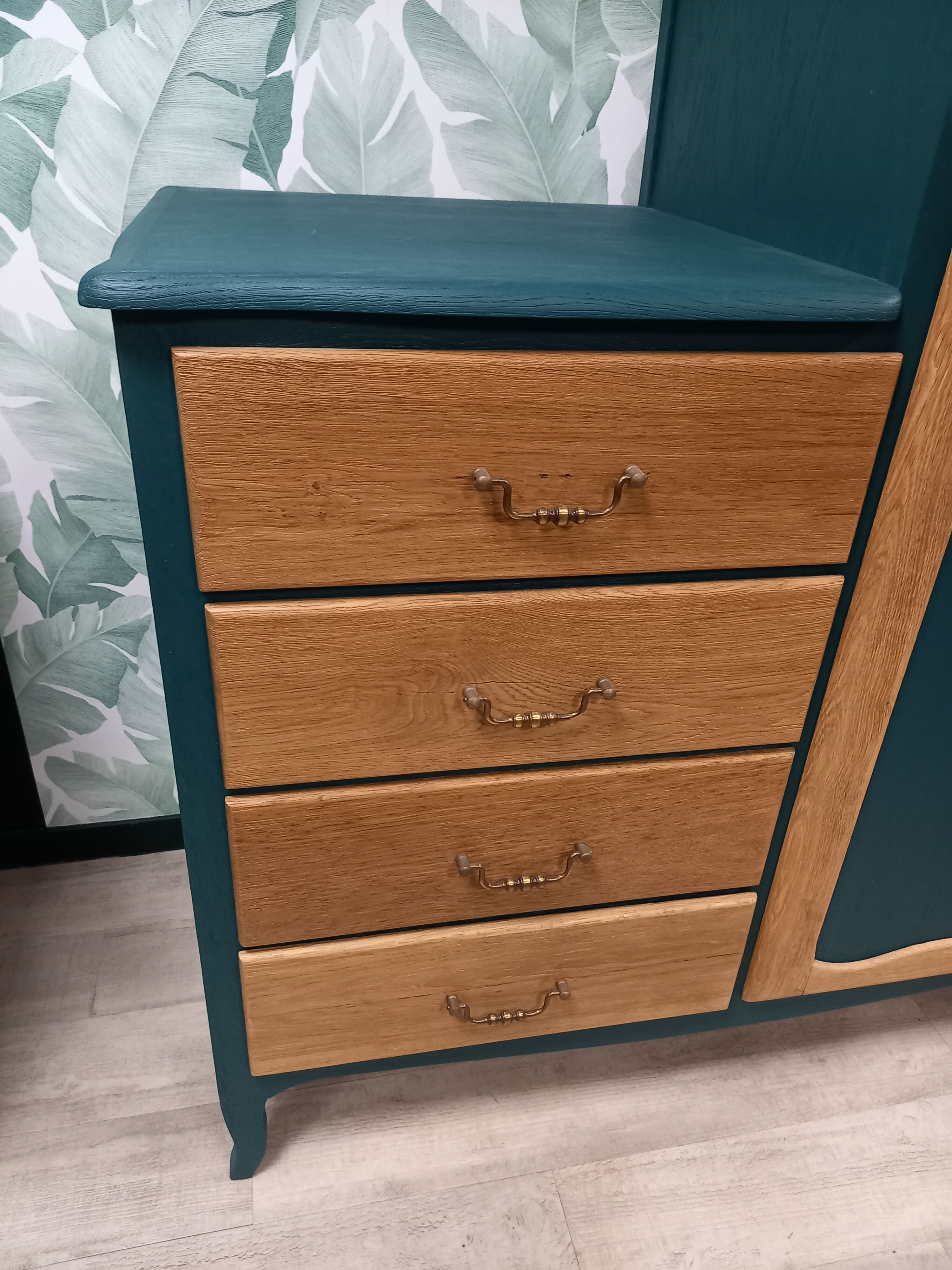 Skated cabinet-commode