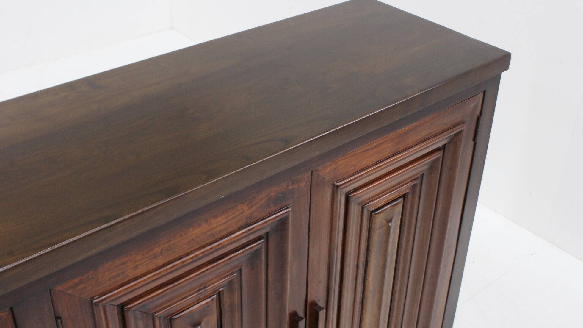 Buffet brutaliste espagnol en bois massif sculpté