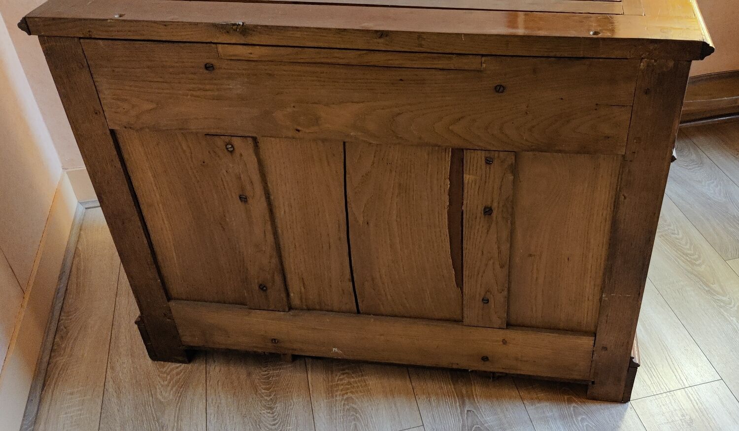 Chest of drawers with 4 drawers, antique furniture.