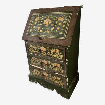 Box with flowered drawers