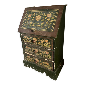 Box with flowered drawers